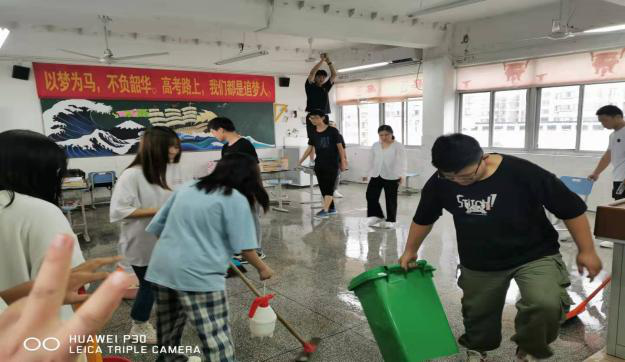 学生打扫.png